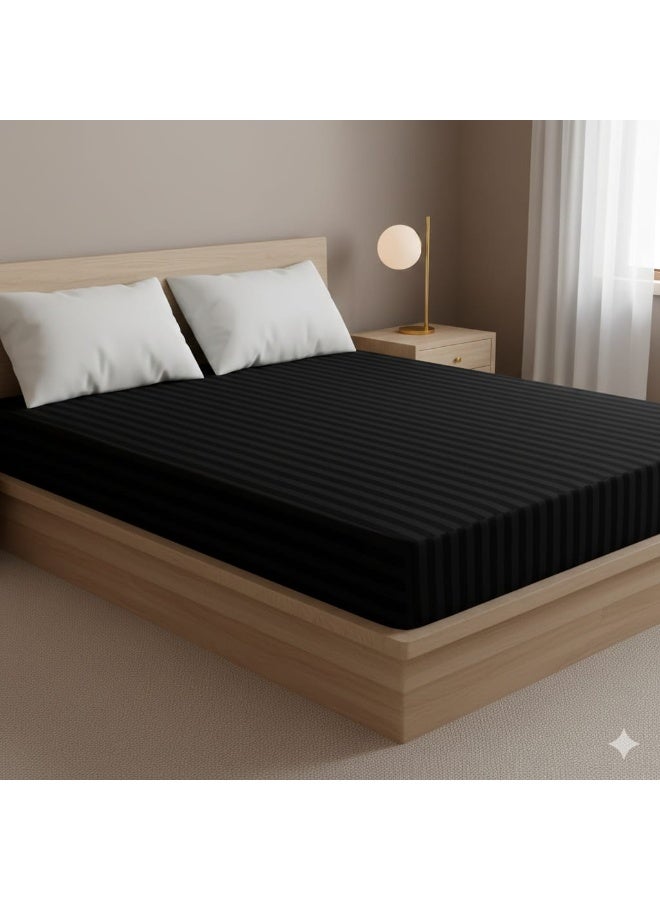 Large double bed set consisting of three pieces: one fitted sheet (160 cm) and two pillowcases (70 x 5 cm).